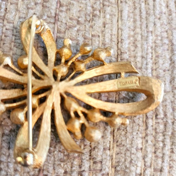 Vintage Trifari Gold Tone Brooch with Faux Pearls and Rhinestones - Picture 5 of 5